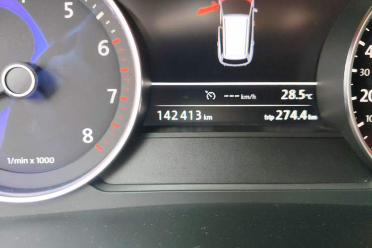 Used Volkswagen Touareg 2011 3.0 TSI Comfort Version Odometer Close Up
