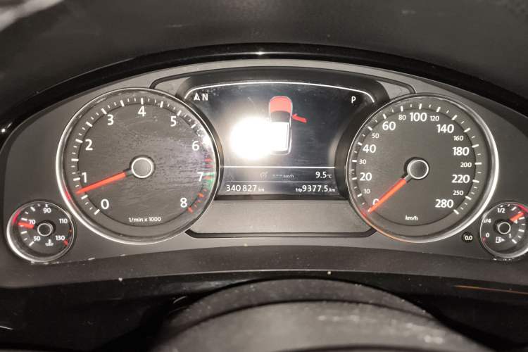 Used Volkswagen Touareg 2011 3.0 TSI Standard Version Odometer Close Up