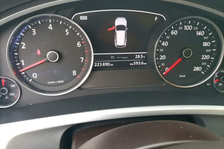 Used Volkswagen Touareg 2011 3.0 TSI Standard Version Odometer Close Up
