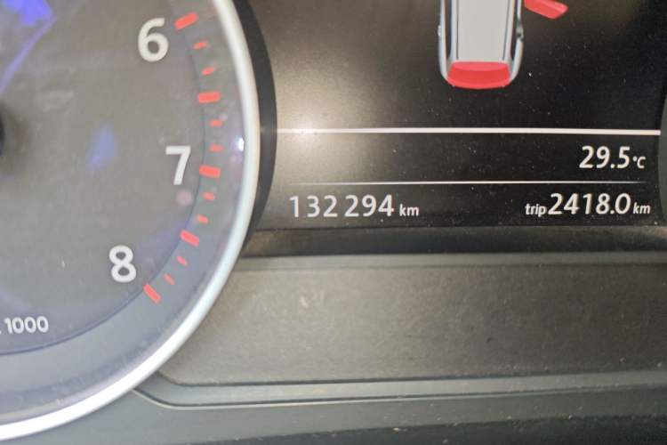 Used Volkswagen Touareg 2011 3.0 TSI Comfort Version Odometer Close Up