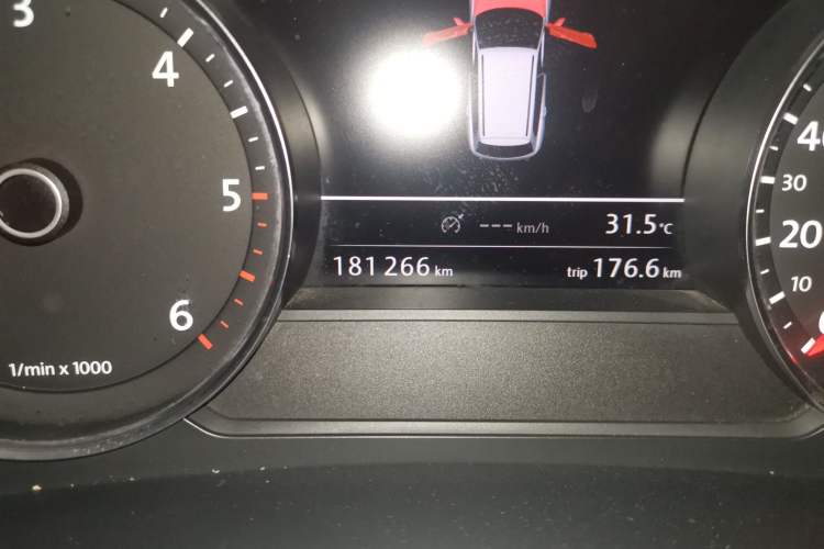 Used Volkswagen Touareg 2011 3.0 TDI Diesel Standard Version Odometer Close Up
