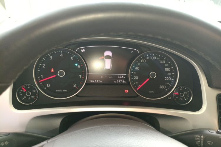 Used Volkswagen Touareg 2011 3.0 TSI Standard Version Odometer Close Up