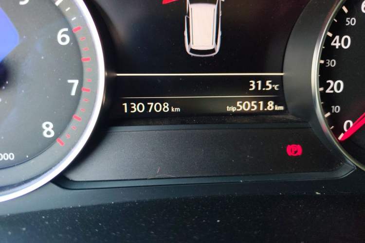 Used Volkswagen Touareg 2011 3.0 TSI High-End Version Odometer Close Up