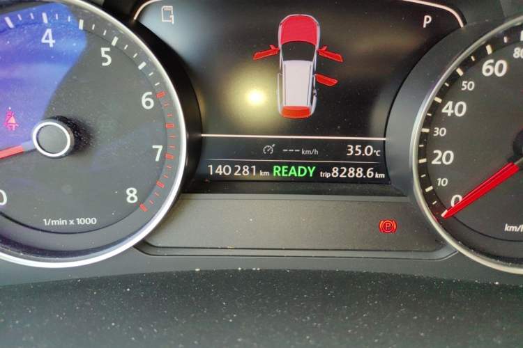 Used Volkswagen Touareg 2011 3.0 TSI Hybrid Odometer Close Up