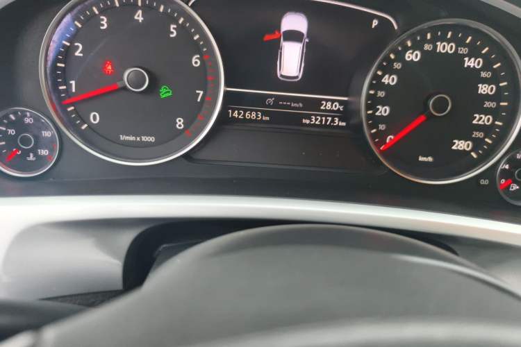 Used Volkswagen Touareg 2011 3.0 TSI High-End Version Odometer Close Up