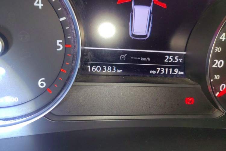Used Volkswagen Touareg 2011 3.0 TDI Diesel Comfort Version Odometer Close Up