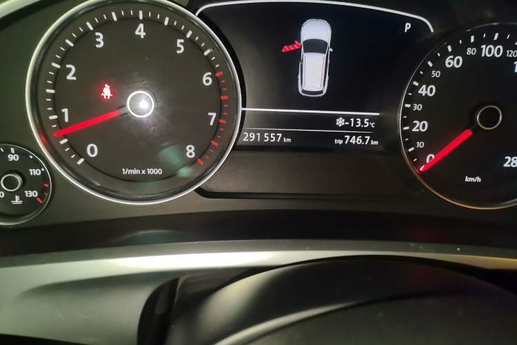 Used Volkswagen Touareg 2011 3.0 TSI Standard Version Odometer Close Up