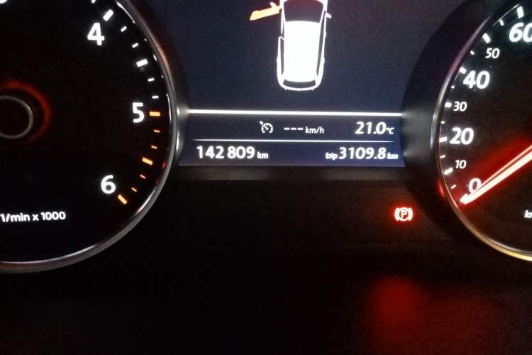 Used Volkswagen Touareg 2011 3.0 TDI Diesel Standard Version Odometer Close Up