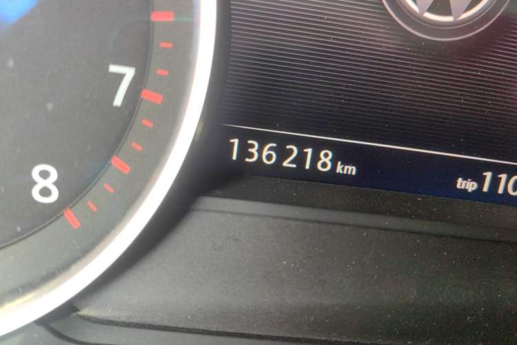 Used Volkswagen Touareg 2011 3.0 TSI Comfort Version Odometer Close Up