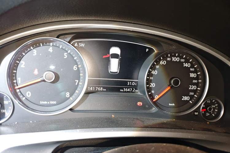 Used Volkswagen Touareg 2011 3.0 TSI Comfort Version Odometer Close Up