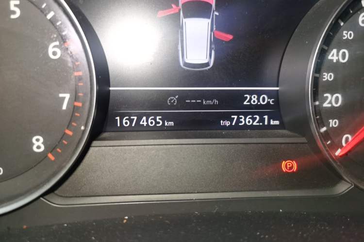 Used Volkswagen Touareg 2011 3.0 TSI Standard Version Odometer Close Up
