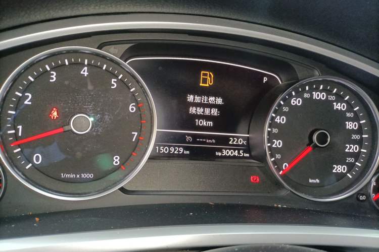 Used Volkswagen Touareg 2011 3.0 TSI Standard Version Odometer Close Up