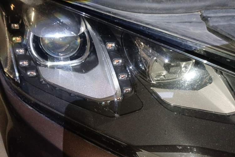 Used Volkswagen Touareg 2011 3.0 TSI Comfort Version Right Front Headlight