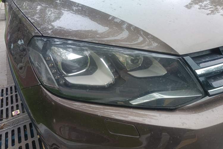 Used Volkswagen Touareg 2011 3.0 TSI Comfort Version Right Front Headlight