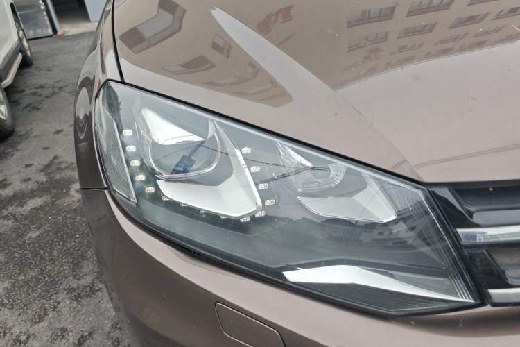 Used Volkswagen Touareg 2011 3.0 TSI Comfort Version Right Front Headlight
