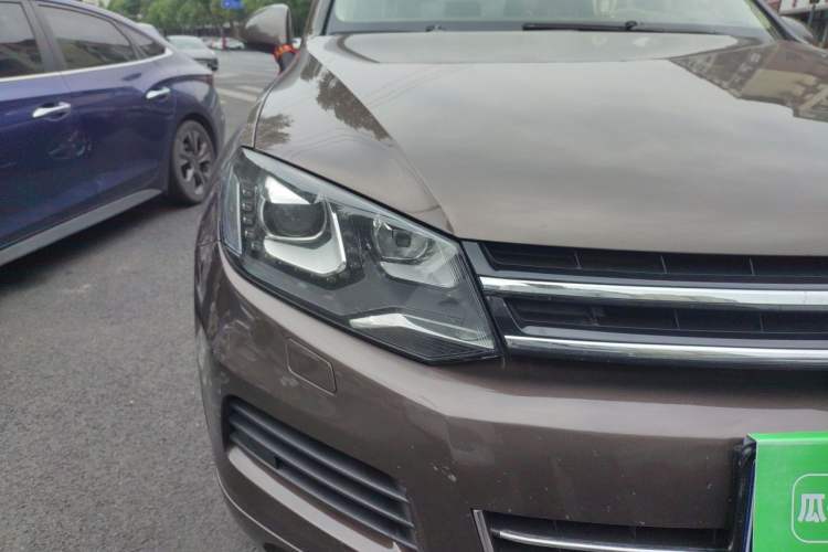 Used Volkswagen Touareg 2011 3.0 TSI High-End Version Right Front Headlight