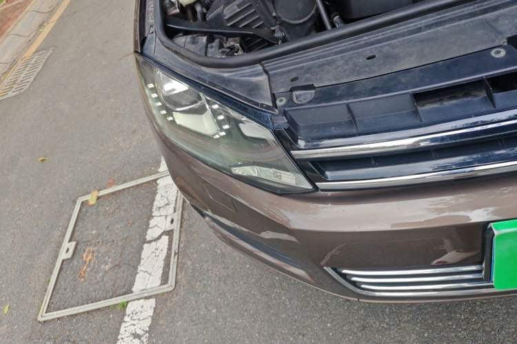 Used Volkswagen Touareg 2011 3.0 TDI Diesel Comfort Version Right Front Headlight