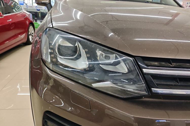 Used Volkswagen Touareg 2011 3.0 TDI Diesel Comfort Version Right Front Headlight