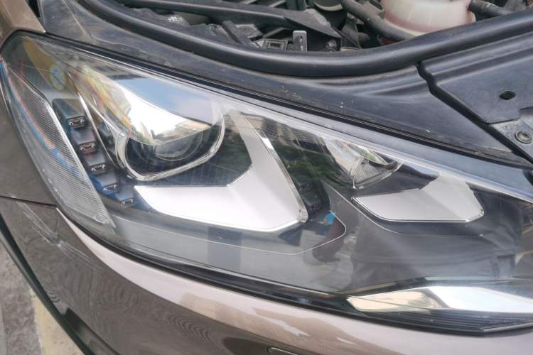 Used Volkswagen Touareg 2011 3.0 TSI Comfort Version Right Front Headlight
