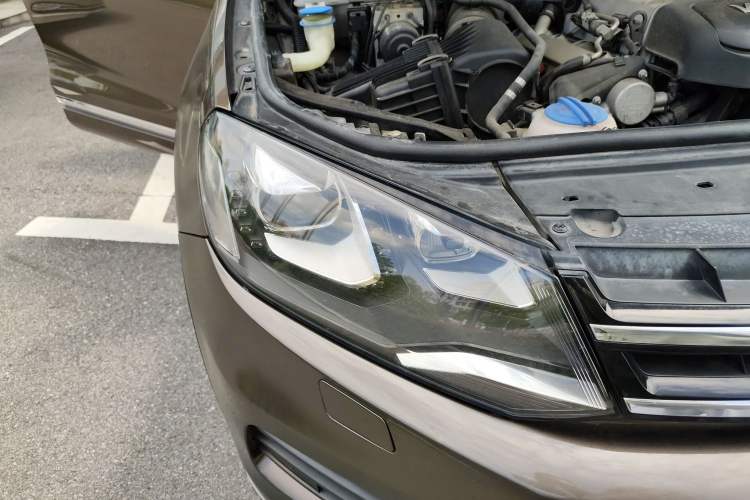 Used Volkswagen Touareg 2011 3.0 TSI Comfort Version Right Front Headlight
