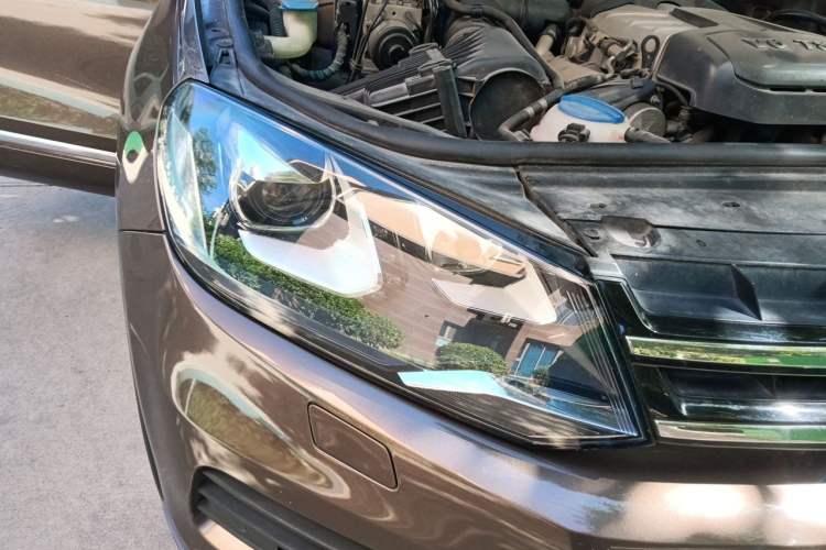 Used Volkswagen Touareg 2011 3.0 TSI High-End Version Right Front Headlight