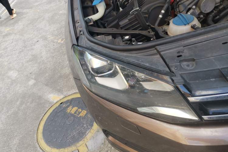 Used Volkswagen Touareg 2011 3.0 TSI Comfort Version Right Front Headlight
