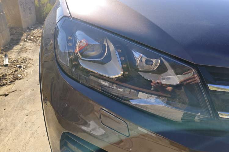 Used Volkswagen Touareg 2011 3.0 TSI Comfort Version Right Front Headlight
