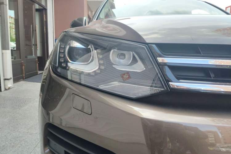 Used Volkswagen Touareg 2011 3.0 TSI Comfort Version Right Front Headlight