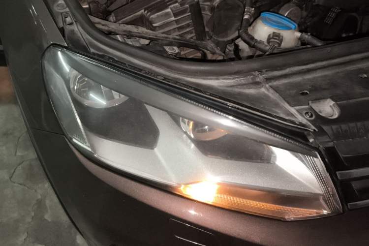 Used Volkswagen Touareg 2011 3.0 TSI Standard Version Right Front Headlight