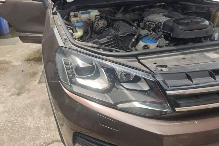 Used Volkswagen Touareg 2011 3.0 TSI Comfort Version Right Front Headlight