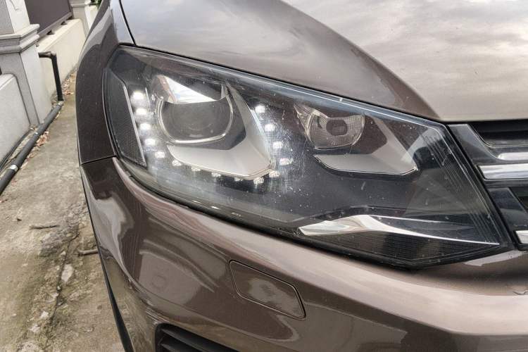 Used Volkswagen Touareg 2011 3.0 TSI Luxury Edition Right Front Headlight
