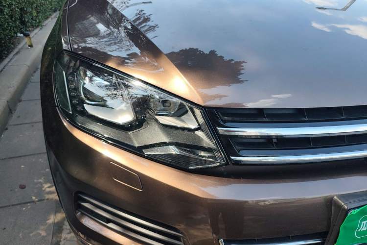 Used Volkswagen Touareg 2011 3.0 TSI High-End Version Right Front Headlight