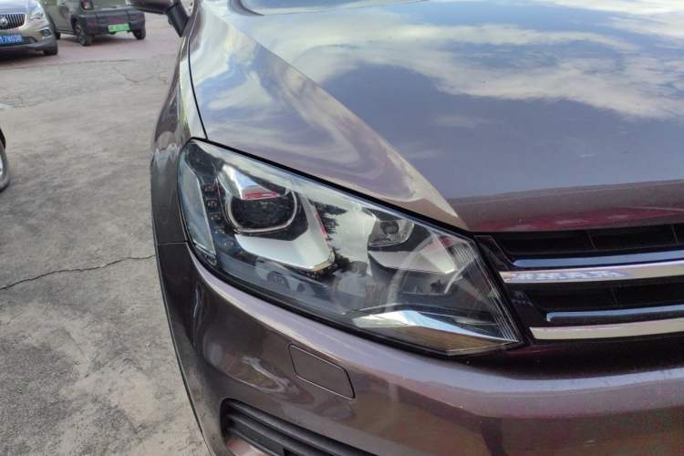 Used Volkswagen Touareg 2011 3.0 TSI Hybrid Right Front Headlight