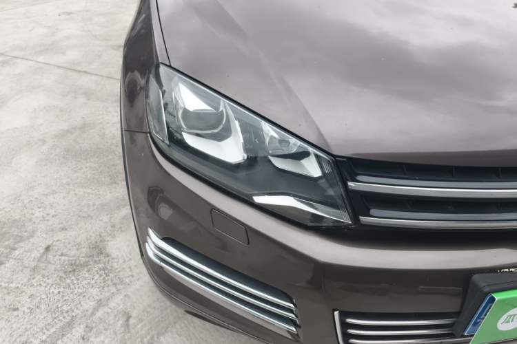 Used Volkswagen Touareg 2011 3.0 TSI High-End Version Right Front Headlight