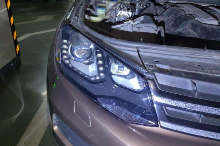 Used Volkswagen Touareg 2011 3.0 TDI Diesel Comfort Version Right Front Headlight