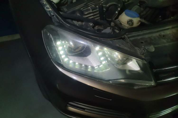 Used Volkswagen Touareg 2011 3.0 TSI Standard Version Right Front Headlight