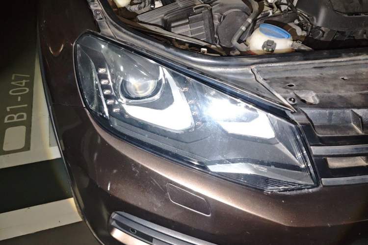 Used Volkswagen Touareg 2011 3.0 TSI Comfort Version Right Front Headlight