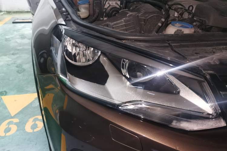 Used Volkswagen Touareg 2011 3.0 TSI Standard Version Right Front Headlight