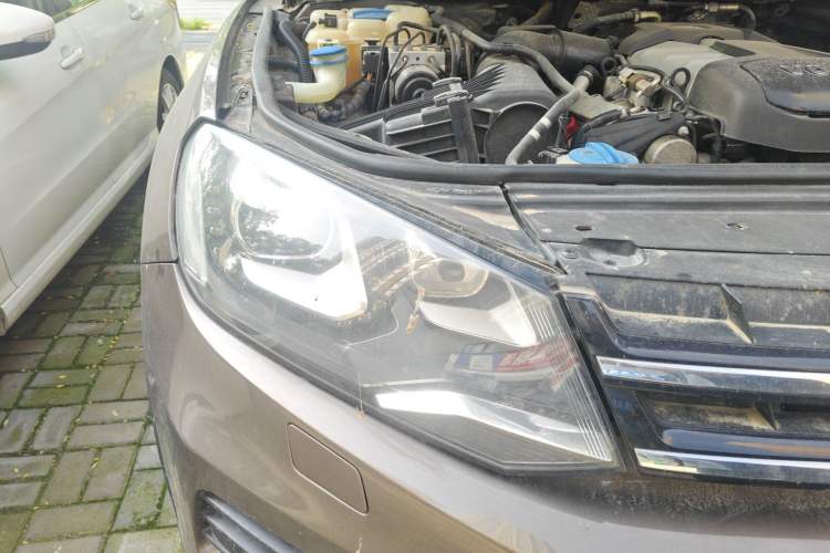 Used Volkswagen Touareg 2011 3.0 TSI Comfort Version Right Front Headlight