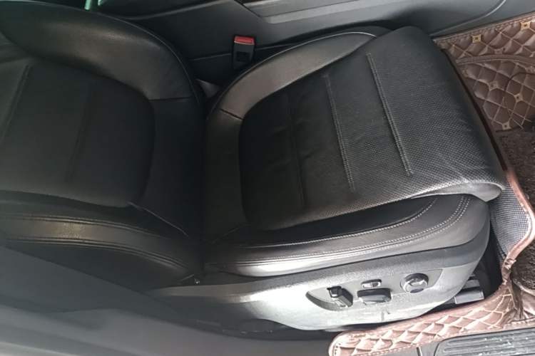 Used Volkswagen Touareg 2011 3.0 TSI High-End Version Right Front Seat