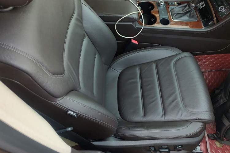 Used Volkswagen Touareg 2011 3.0 TSI Standard Version Right Front Seat