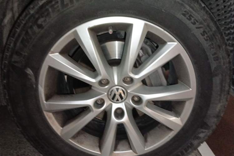 Used Volkswagen Touareg 2011 3.0 TSI Comfort Version Right Front Wheel Hub