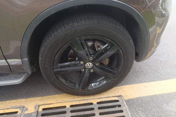 Used Volkswagen Touareg 2011 3.0 TSI Comfort Version Right Front Wheel Hub