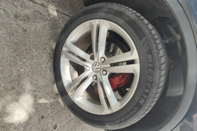 Used Volkswagen Touareg 2011 3.0 TSI Standard Version Right Front Wheel Hub