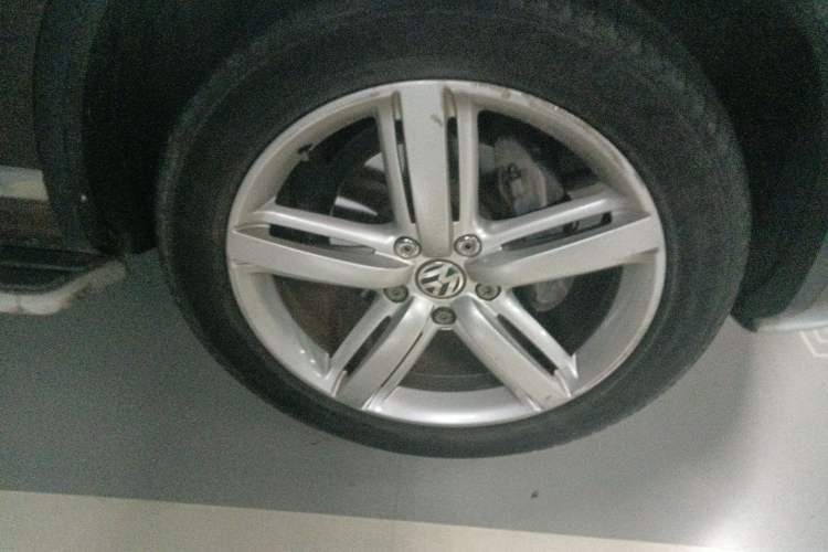 Used Volkswagen Touareg 2011 3.0 TDI Diesel Standard Version Right Front Wheel Hub