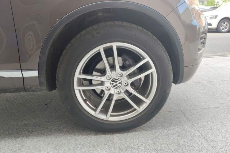 Used Volkswagen Touareg 2011 3.0 TSI Comfort Version Right Front Wheel Hub