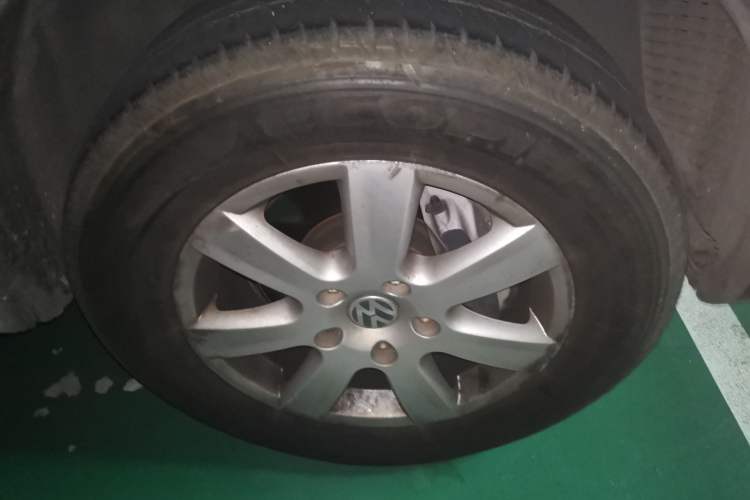 Used Volkswagen Touareg 2011 3.0 TDI Diesel Standard Version Right Front Wheel Hub