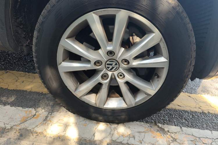 Used Volkswagen Touareg 2011 3.0 TSI High-End Version Right Front Wheel Hub