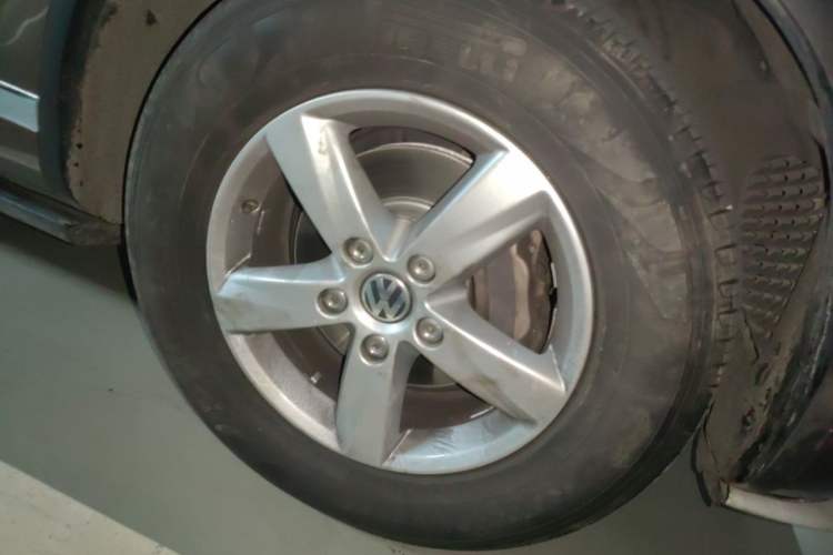 Used Volkswagen Touareg 2011 3.0 TDI Diesel Comfort Version Right Front Wheel Hub