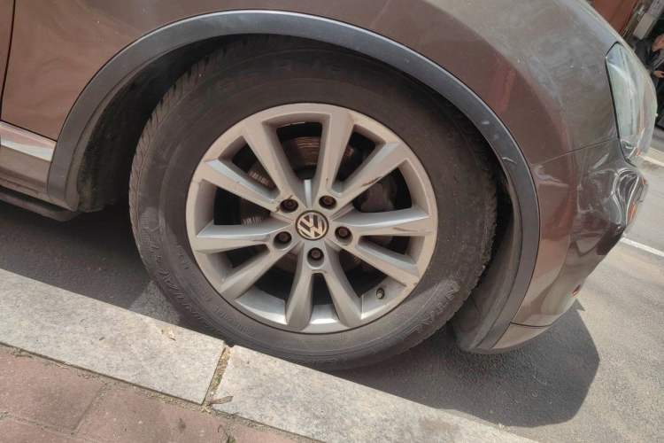 Used Volkswagen Touareg 2011 3.0 TSI Comfort Version Right Front Wheel Hub